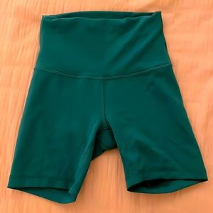 LULULEMON WONDER TRAIN SHORTS